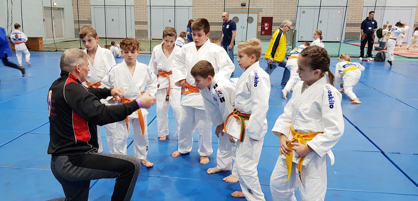 Trainer mit Kindern bei Wettkampf Trainer mit Kindern bei Wettkampf