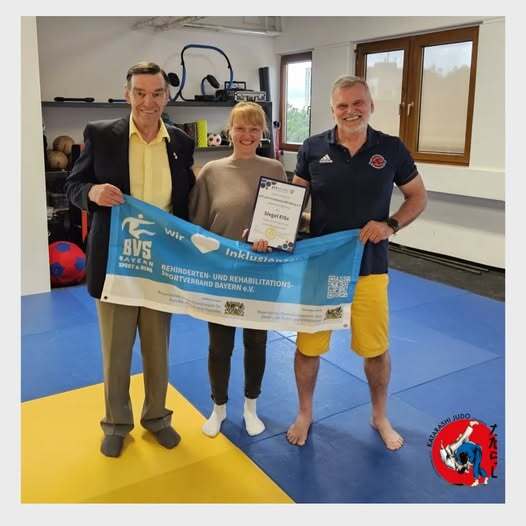 Auszeichnung BVS Inklusion Drei Personen halten Banner und Urkunde